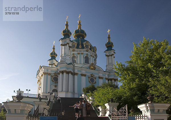 Ukraine Kiev St. Andreas Kirche erbaut 1212 in Holz 1744 in Stein Architekt F. Rastrelli blauer Himmel Sonne Bäume 2004