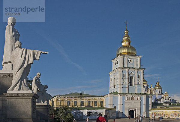 Ukraine Kiev Michaelplatz Denkmal von Andreas Olga Kyrill und Method mit Blick auf das Michael Kloster und dem Glockenturm historisches Gebäude Sonnenschein blauer Himmel mit Wolken Touristen und Besucher 2004