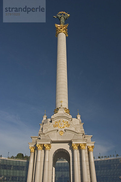 Ukraine Kiev Unabhängigkeits Denkmal 63 m hoch mit der Frauenfigur - Ruhm für die Ukraine - Mamorsäule goldene Frauenfigur ukrainischer Barockstil weißer Marmor blauer Himmel gold glänzend 2004