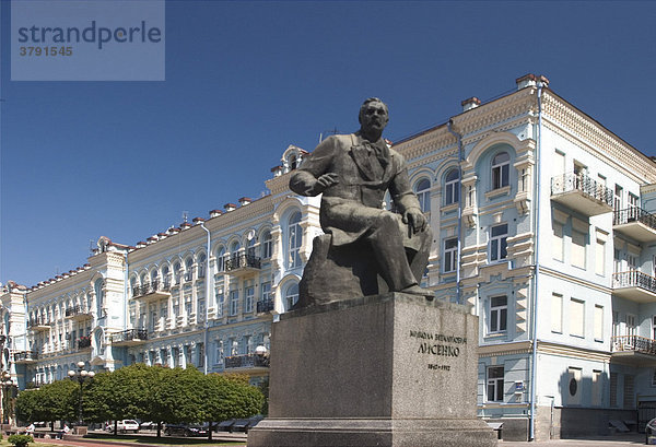 Ukraine Kiev Broncestatue des Komponisten Mykola Lysenko vor historischem Gebäude von Beretti erbaut 1862 Opernplatz blauer Himmel 2004