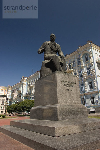 Ukraine Kiev Broncestatue des Komponisten Mykola Lysenko vor historischem Gebäude von Beretti erbaut 1862 Opernplatz blauer Himmel 2004