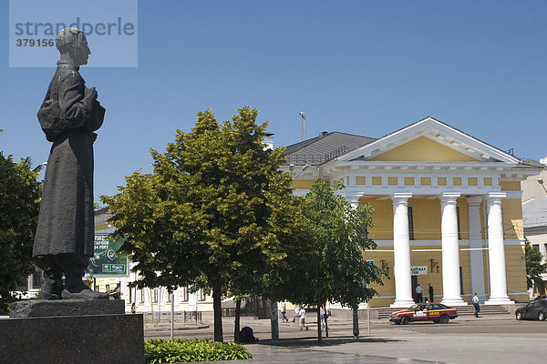 Ukraine Kiev Stadtteil Podil Kontraktova Platz ältester Platz der Stadt Blick auf das historische Haus der Verträge und der Broncestatue von Hryhorij Skovoroda 1794+ Park und Bäume blauer Himmel 2004