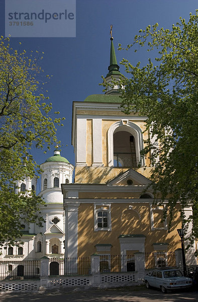 Ukraine Kiev Stadtteil Podil Pokrovs¥ka cerkva Maria Schutzkirche 1766-1772 mit Glockenturm grüne Kirchendächer Bäume blauer Himmel 2004