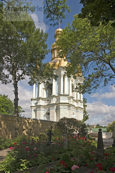 Ukraine Kiev das Höhlenkloster Kyjevo Pecers¥ka Lavra Blick auf den Glockenturm der Fernen Höhlen im Vordergrund Gräber Blumen und Bäume blauer Himmel und Wolken 2004