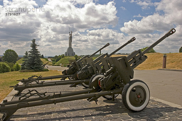 Ukraine Kiev Mutter Heimat Monumentales Denkmal 1982 ist 96 Meter hoch steht vor Kanonen auf großem Platz blauer Himmel und Wolken Park 2004