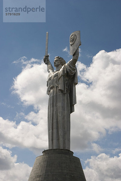Ukraine Kiev Mutter Heimat Monumentales Denkmal 1982 aus Stahl Schwert und Schild glänzend blauer Himmel mit Wolken 2004