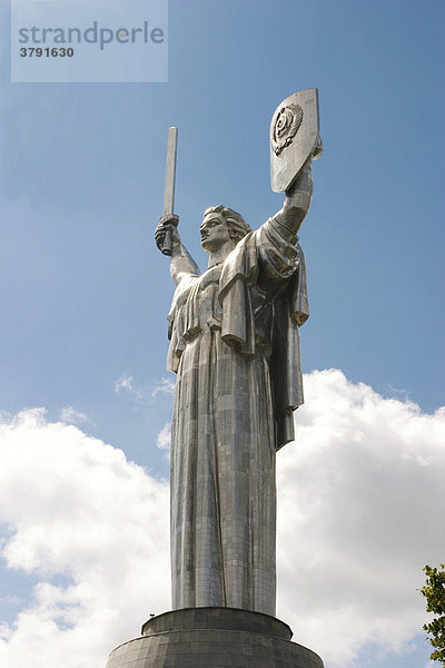 Ukraine Kiev Mutter Heimat Monumentales Denkmal 1982 aus Stahl Schwert und Schild glänzend blauer Himmel mit Wolken 2004