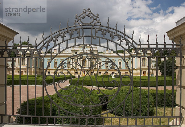 Ukraine Kiev Marienpalast der Zarin Elisabeth I 1752 Zarenpalast und Regierungssitz mit Garten- Anlagen Säulen Gewitterwolken 2004