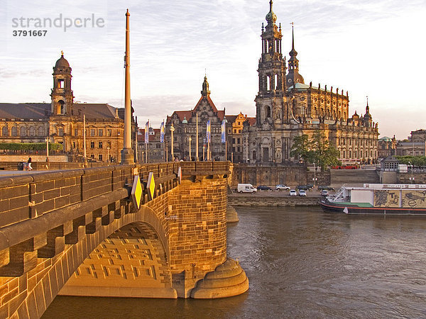 BRD Deutschland Sachsen Dresden Hauptstadt an der Elbe Elbflorenz die Augustus Brücke zur Hofkirche das größte Gotteshaus Sachsens erbaut 1739 bis 1754
