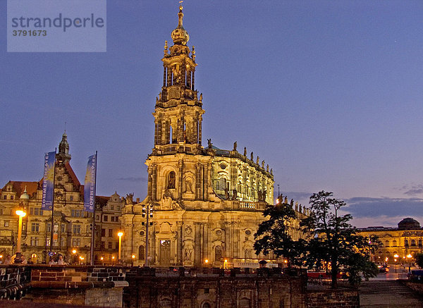 BRD Deutschland Sachsen Dresden Hauptstadt an der Elbe Elbflorenz am Theater Platz Hofkirche am Abend beleuchtet