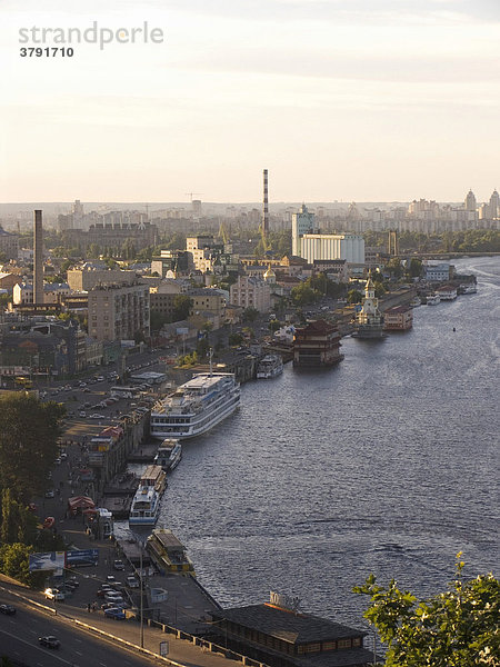 Ukraine Kiev Blick auf den Stadtteil Podil mit Anlegestelle Schiffen Fluß Dnepr Stadtansicht am Fluß Dnepr