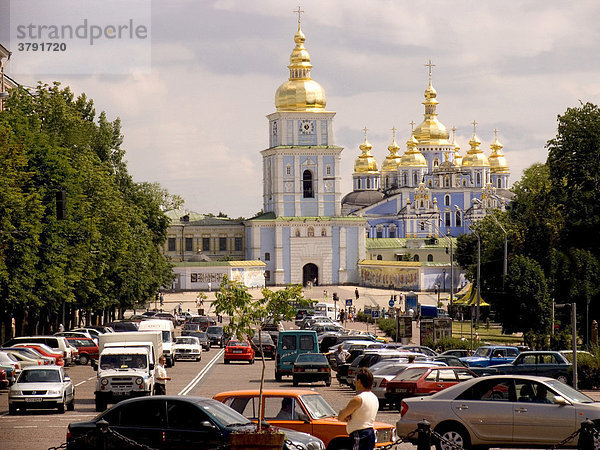 Ukraine Kiev Blick auf Michaelplatz mit Michaelskloster 1113 und großer Glockenturm 1720 Autos Strassenverkehr Bäume blauer Himmel mit Wolken 2004