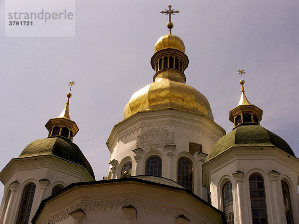 Ukraine Kiev Sophien Kathedrale 1054 drei der 13 Kuppeln der Kathedrale goldene Kuppeln und Kreuze glänzen in der Sonne blauer Himmel 2004