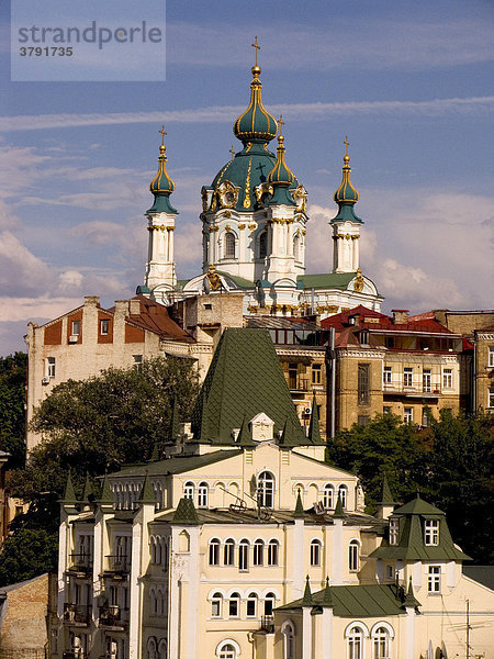 Ukraine Kiev St. Andreas Kirche erbaut 1212 in Holz 1744 in Stein Architekt F. Rastrelli blauer Himmel mit Wolken Sonne 2004