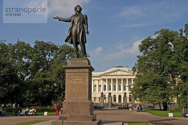 Weisse Nächte  GUS Russland St Petersburg 300 Jahre alt Venedig des Nordens Alexander Sergewi Puschkin Denkmal Bildhauer A Anikuschin von 1957 dahinter Südfassade von Michailowski Palais erbaut von Carlo Rossi 1819 bis 1825 heute Russisches Museum größte Sammlung der Heimischen Kunst der Welt Michailowski Platz