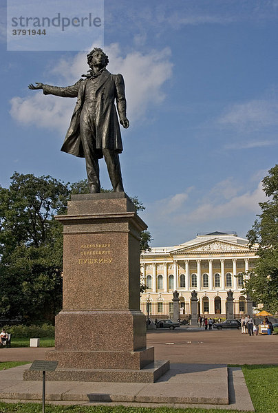 Weisse Nächte  GUS Russland St Petersburg 300 Jahre alt Venedig des Nordens Alexander Sergewi Puschkin Denkmal Bildhauer A Anikuschin von 1957 dahinter Südfassade von Michailowski Palais erbaut von Carlo Rossi 1819 bis 1825 heute Russisches Museum größte Sammlung der Heimischen Kunst der Welt Michailowski Platz