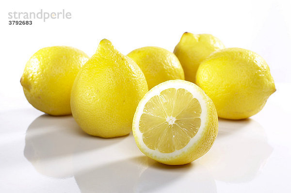 Zitronenhaufen eine aufgeschnitten