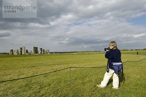 Junge fotografiert Stonehenge Wessex England Großbritannien
