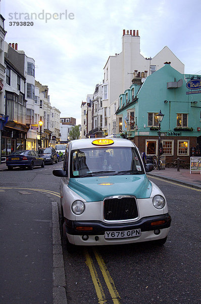 Taxi in der Altstadt Brighton West Sussex England