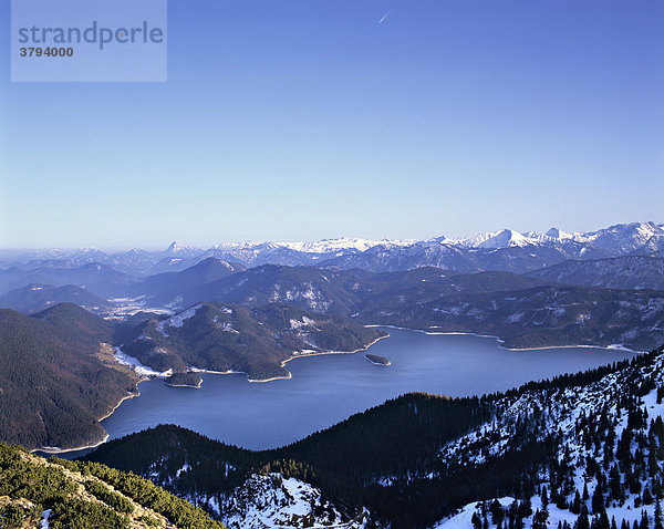 Blick vom Herzogstand nach Osten auf den Walchensee Oberbayern Deutschland