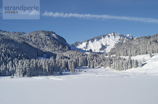 Blick über den verschneiten Spitzingsee nach Westen Oberbayern Bayern Deutschland