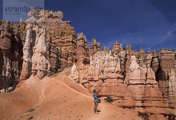 Junge Frau fotografiert im Bryce Canyon Utah USA