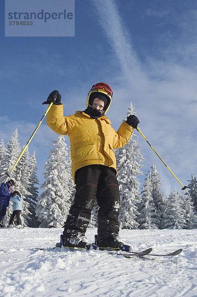 Kleiner Junge acht Jahre alt auf Skiern Winkelmoosalm Oberbayern Deutschland Salzburger Land Österreich