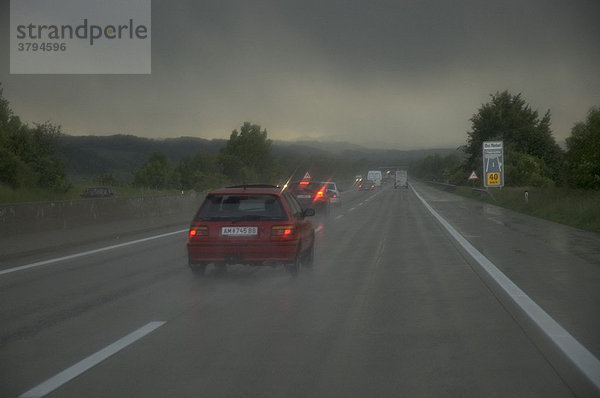 Fahrt bei schlechtem Wetter auf der Autobahn A1 von Wien nach Salzburg Österreich