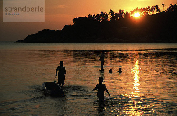 Strand Kinder Sonnenuntergang