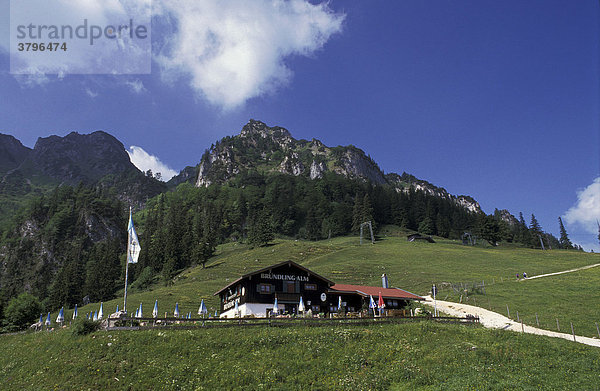 Berggasthof Bründling-Alm am Hochfelln im Chiemgau  Bayern  Blick auf Alm  Berge  blauen Himmel