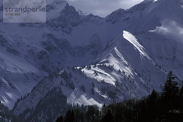 Verschneite Gebirgslandschaft am Nebelhorn bei Oberstdorf  Allgäu  Bayern  Deutschland