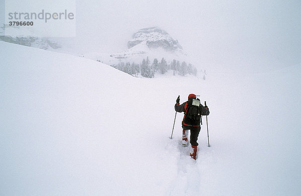 Frau beim Schneeschuhgehen auf der Fanes-Alpe Dolomiten Italien