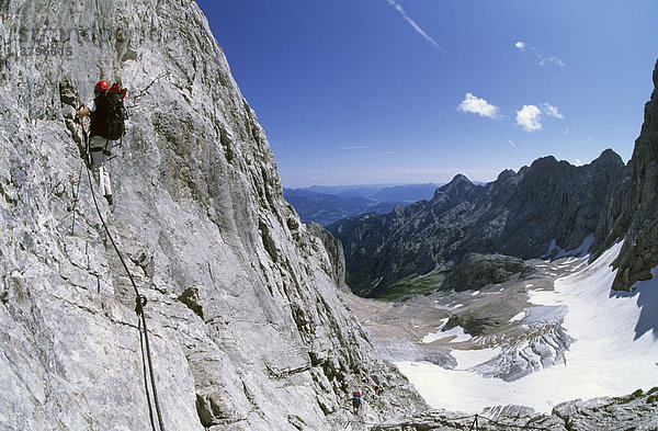 Bergsteigerin auf dem Klettersteig zur Zugspitze Höllental Deutschland