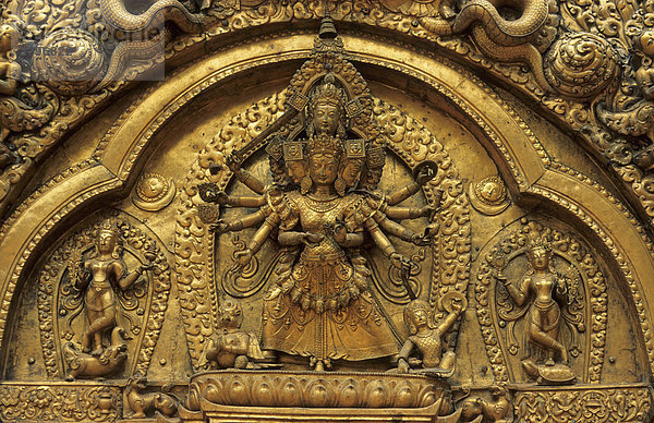Vergoldetes Portal an einem Tempel in Bhaktapur Nepal