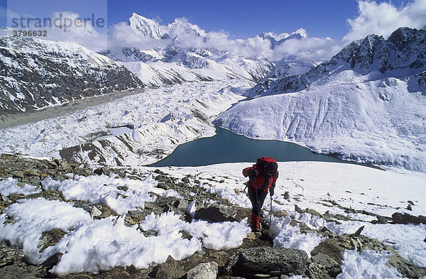 Bergsteigerin beim Aufstieg zum Gokyo Ri Nepal