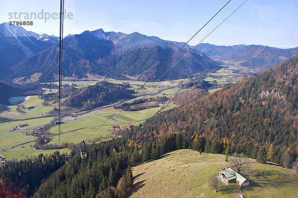 Blick aus einer Gondel der Wendelstein-Seilbahn - Oberbayern