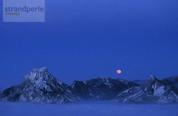 Oberösterreich Salzkammergut Blick vom Feuerkogel zum Traunstein und Hochkogel Mondaufgang