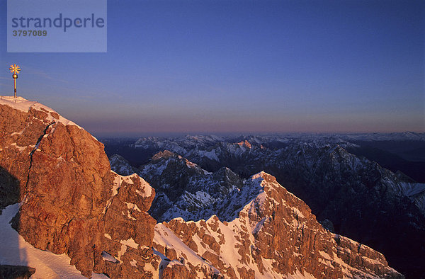 Gipfelkreuz Zugspitze abends - Oberbayern - Deutschland