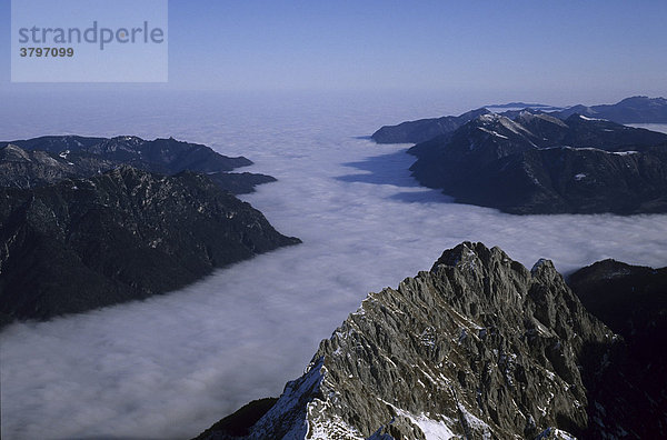 Oberbayern Werdenfelser Land - Blick von Zugspitze über Waxenstein - Nebelmeer