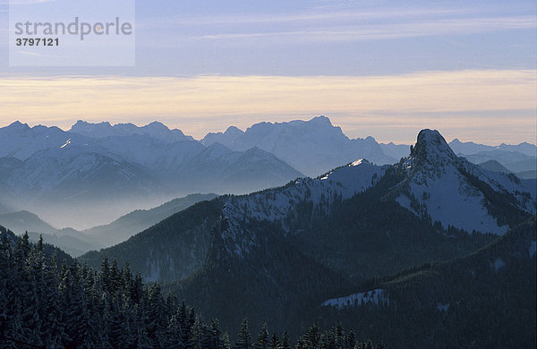 Deutschland Oberbayern Mangfallgebirge - Blick vom Wallberg über Roß- und Buchstein zur Zugspitze