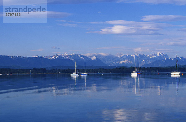 Deutschland Oberbayern Starnberger See - Blick von St. Heinrich - Blick zum Wettersteingebirge mit Zugspitze