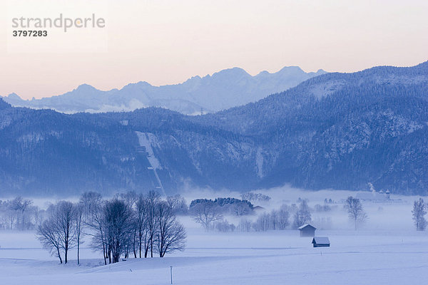 Wintermorgen im Kochelseemoos mit Kloster Schlehdorf Oberbayern