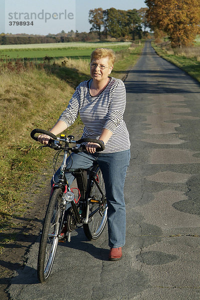 Frau mit fahrrad