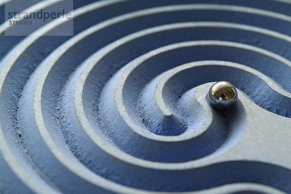 Der Weg eines klassischen Labyrinths ist kreuzungsfrei  er bietet keine Wahl an. Der Weg wechselt pendelnd die Richtung. Durch einen grossen Umweg fuehrt er wiederholt am erstrebten Zentrum vorbei  bis er endlich ins Zentrum muendet.