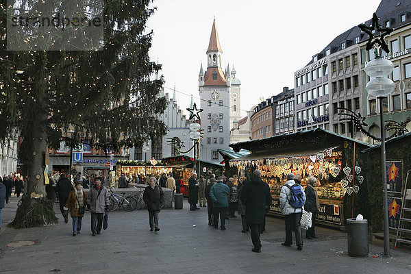 Muenchen  DEU  13.12.2004 - Menschen gehen ueber den Weihnachtsmarkt auf dem Marienplatz in Muenchen.