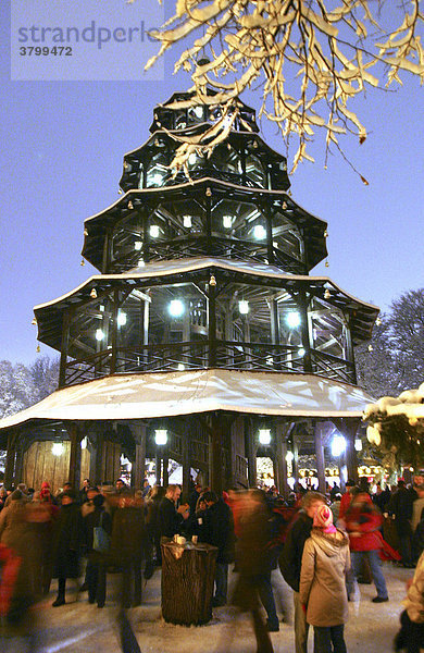 Muenchen  DEU  19.12.2004 - Weihnachtsmarkt am Chinesischen Turm im Englischen Garten in Muenchen