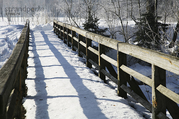 Fußgängerbrücke Fussgaengerbruecke im Schnee