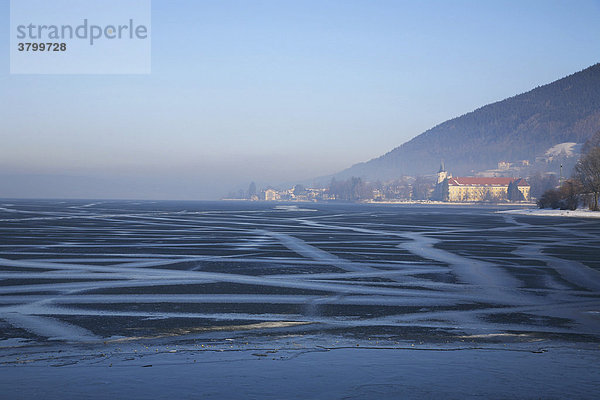 Tegernsee mit Kloster  See zugefroren