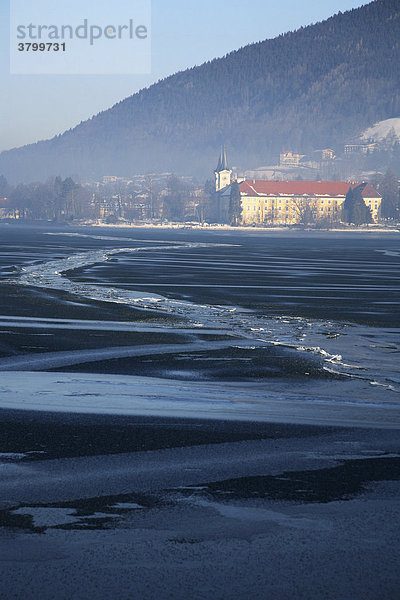Tegernsee mit Kloster  See zugefroren