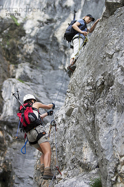 Zwei Frauen in einem Klettersteig bei Ehrwald (Österreich) im Sommer
